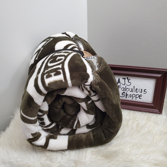 🔥VS PINK SHERPA BLANKET IN VINTAGE GREEN - Picture 4 of 6